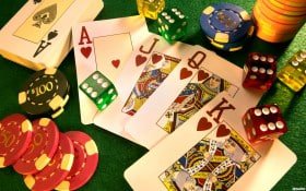 Layar permainan Ganesha Gold menampilkan lima gulungan dengan simbol budaya dan dekorasi emas