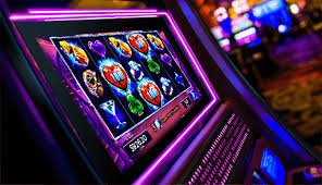 Tampilan permainan blackjack langsung dengan dealer profesional di studio Microgaming